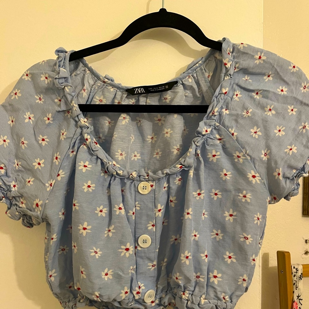 Women’s Zara summer crop top. Blue  with red and white flowers size Small.